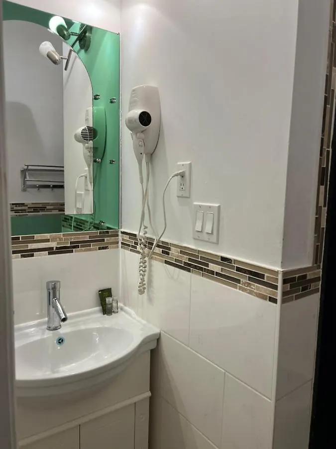 Adas Guesthouse Toronto Gasthof